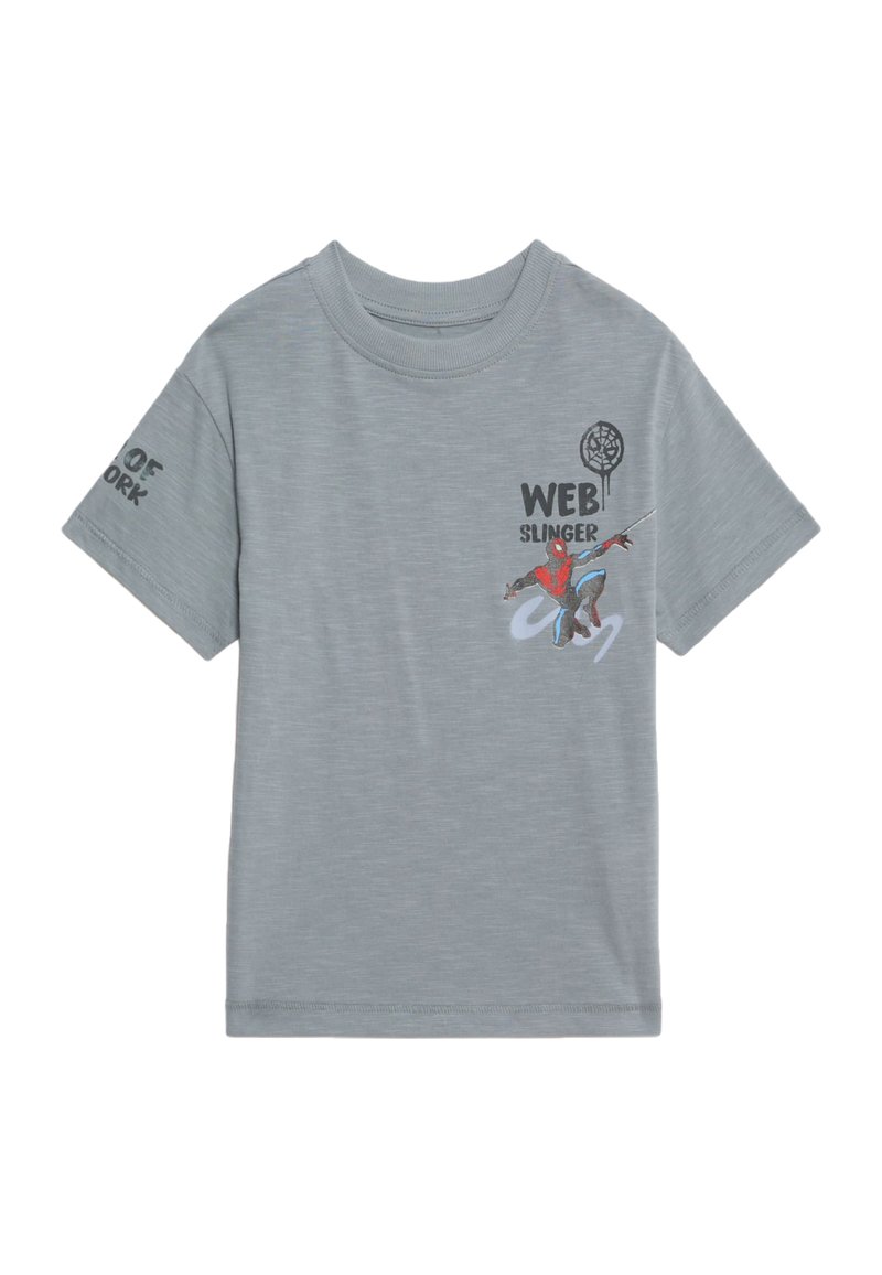 Camiseta de algodón gris con cuello redondo, mangas cortas y un estampado gráfico de un personaje columpiándose, etiquetado como "WEB SLINGER".