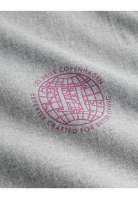 Les Deux GLOBE - T-shirt estampada - grey melange/magenta