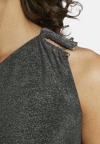 Metallic schwarzes ärmelloses Oberteil mit gerafften Details und Perlenakzenten an den Schultern. Glatte, schimmernde Stofftextur.