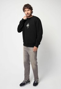 Next GRAPHIC REGULAR FIT - Sportska majica - black on white