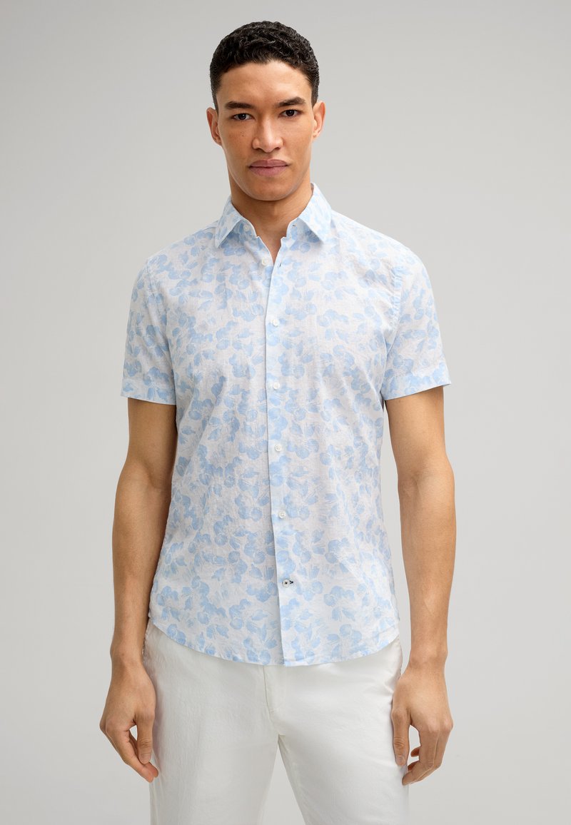 Kurzarmhemd in Hellblau mit Blumenmuster, aus atmungsaktivem Stoff gefertigt. Verfügt über einen klassischen Kragen und eine durchgehende Knopfleiste.