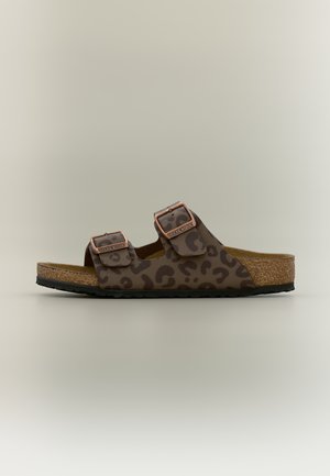 Sandalo Birkenstock marrone con stampa leopardata, due cinturini regolabili e fibbie in rame, plantare in sughero e suola nera in gomma, vista laterale.