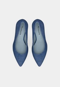 Μπλε σουέντ φλατ παπούτσια με μυτερή μύτη και απαλό εσωτερικό φόρεμα. Διαθέτουν διακριτική επωνυμία στην εσωτερική σόλα.