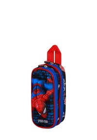 Trousse Spider-Man avec des accents rouges, des zips bleus, un revêtement texturé et un design 3D de Spidey sur un fond noir.