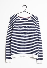 Sweatshirt rayé bleu marine et blanc avec un col rond, des manches raglan, et des poignets blancs ; présente un texte brodé et des motifs nautiques.