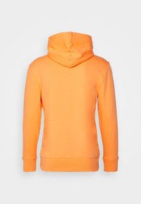 Sudadera naranja hecha de material suave, con una capucha espaciosa, mangas largas y puños acanalados. Textura suave con un color sólido.
