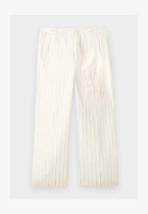 Λευκό παντελόνι με στενές κατακόρυφες μπλε ρίγες, κλείσιμο με κουμπιά μπροστά και πλαϊνές και πίσω τσέπες, απλωμένο επίπεδα σε λευκό φόντο.