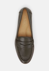 Tamnosmeđi kožni mokasini s prošivima i trakicom za novčiće, svijetlosmeđa dodatna unutrašnjost s jastučićem s oznakom Lauren Ralph Lauren.
