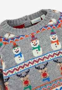 Pulover gri tricotat cu modele de om de zăpadă și reni. Prezintă accente colorate și un decolteu cu dungi. Eticheta JoJo Maman Bébé este vizibilă.