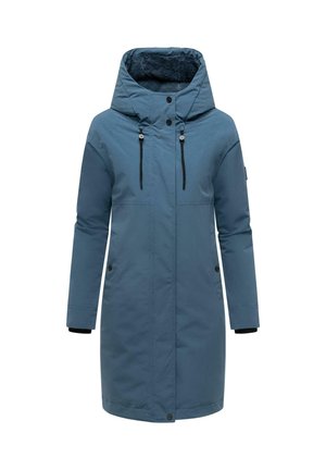 Blå, lång parka med huva, som har ett fleecefoder, justerbara snoddar och tryckknappsstängning fram. Två sidofickor.