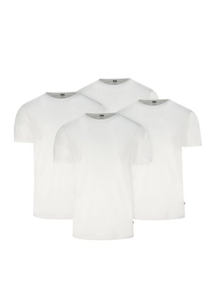 Vier schlichte weiße T-Shirts mit kurzen Ärmeln und Rundhalsausschnitt, die in einer versetzten Formation vor einem weißen Hintergrund angeordnet sind.