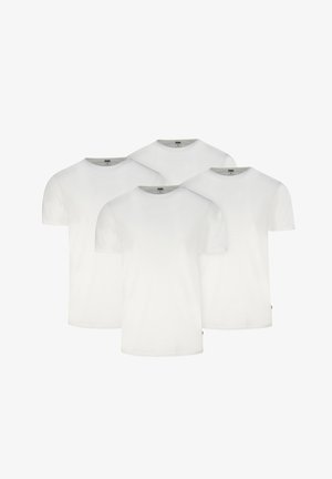 Vier schlichte weiße T-Shirts mit kurzen Ärmeln und Rundhalsausschnitt, die in einer versetzten Formation vor einem weißen Hintergrund angeordnet sind.