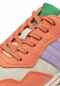 Baskets avec un dessus en synthétique orange à texture en maille, languette verte, accent latéral violet et lacets crème.
