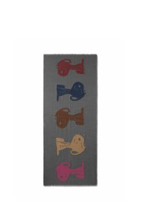 Grauer Stoff mit einem wiederholten Muster stilisierter Fische in Rot, Blau, Braun und Pink. Die Ränder sind fransig.
