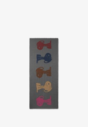 Grauer Stoff mit einem wiederholten Muster stilisierter Fische in Rot, Blau, Braun und Pink. Die Ränder sind fransig.