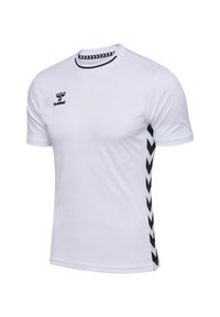 Vit kortärmad sporttröja med svart logotyp och chevronmönster på sidorna, tillverkad av andningsbart material.