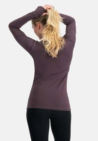 Langärmliges, eng anliegendes Oberteil aus einem dunkel-lila Stoff mit glatter Textur, ausgestattet mit einem runden Halsausschnitt und minimalen Nahtdetails.