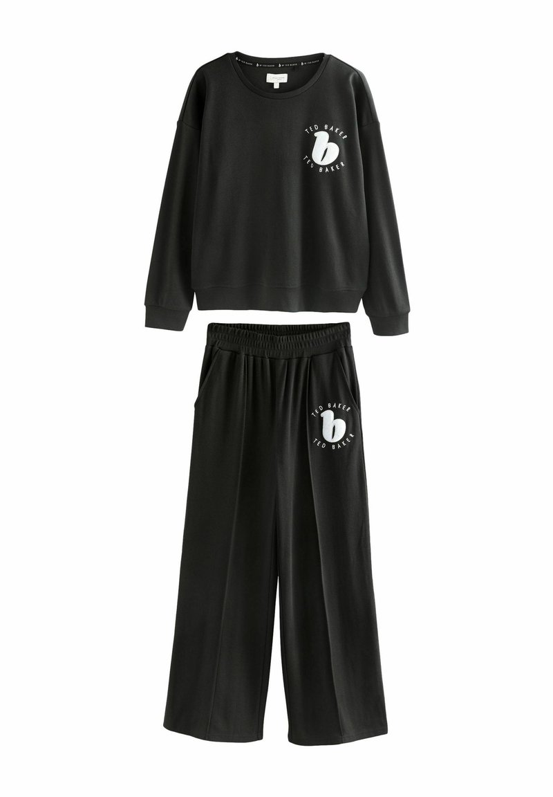 Set di felpa nera e pantaloni a gamba larga. La felpa presenta un collo rotondo, polsini e un logo frontale. I pantaloni hanno una vita elasticizzata e tasche laterali.