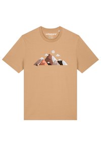 Beige Baumwoll-T-Shirt mit einem Berggrafik in Brauntönen, Weiß und Creme, mit einer runden Sonne und Wolken darüber.