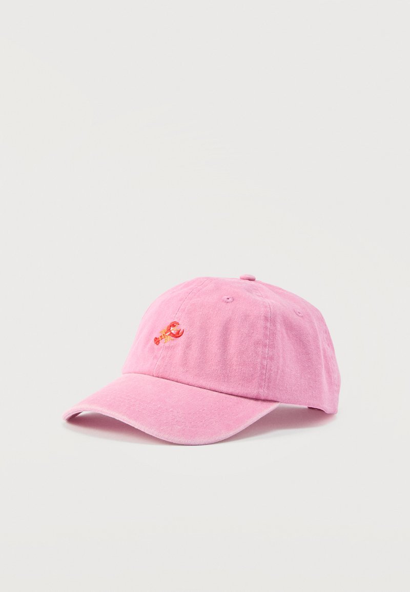 Casquette de baseball rose avec un homard rouge brodé sur le devant, présentée sur un fond clair uni.