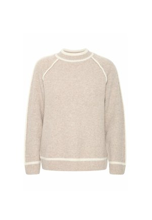 Beige trui gemaakt van zacht materiaal, met een ribbelboord aan de onderkant en mouwen, en contrasterende witte accenten langs de halslijn en naden. Ronde hals.