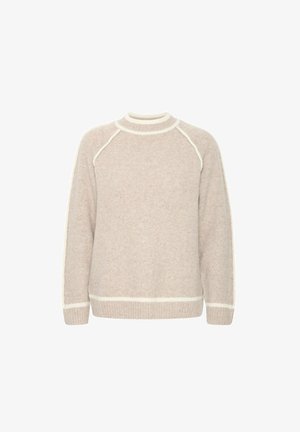 Beige trui gemaakt van zacht materiaal, met een ribbelboord aan de onderkant en mouwen, en contrasterende witte accenten langs de halslijn en naden. Ronde hals.