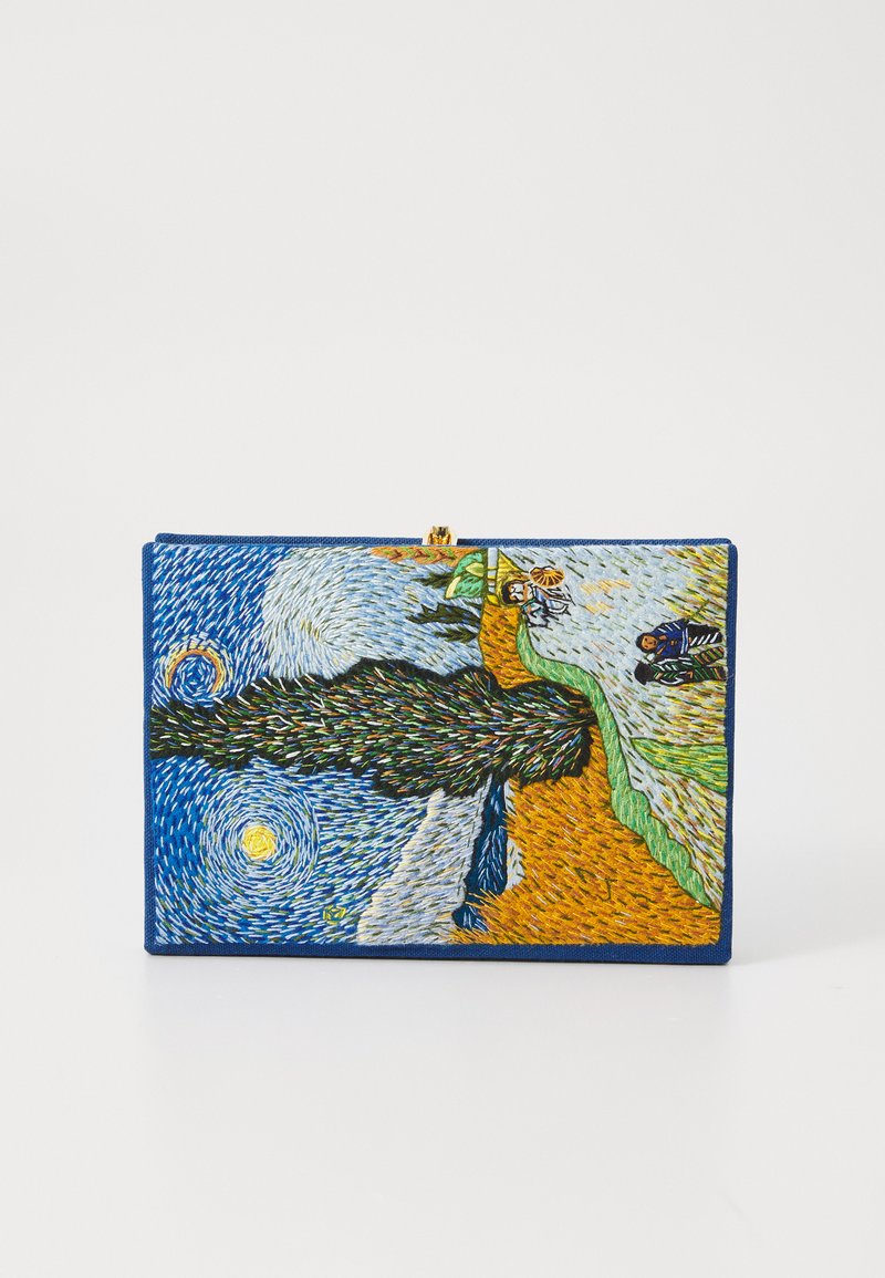 Clutch dreptunghiular cu broderie inspirată de "Noaptea înstelată" de Van Gogh, având un cer albastru vâltorit, un copac de cipres și un câmp galben.
