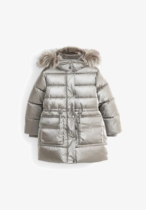 Abrigo de invierno acolchado plateado con capucha adornada con piel sintética, botones de presión delanteros, cintura ajustable y dos grandes bolsillos frontales.