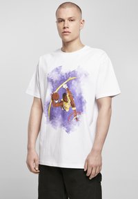 Hvit bomull t-skjorte med et fargerikt grafikk av en basketballspiller i luften, med lilla akvarell aksenter og detaljer av en kurv.