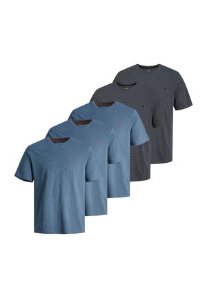 Fem ensfarvede crew neck T-shirts i to farver, tre blå foran og to mørkegrå bagved, arrangeret overlappende.