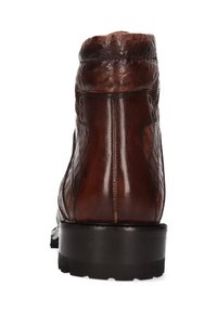 Botas de tobillo de cuero marrón con un cuero texturizado, cuello redondeado y suela negra resistente. Presentan costuras decorativas y ojales laterales.