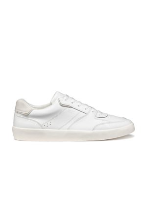 Sneaker in pelle bianca con punta arrotondata, lacci piatti e sottili accenti testurizzati. Il design include cuciture minimaliste e dettagli del logo.