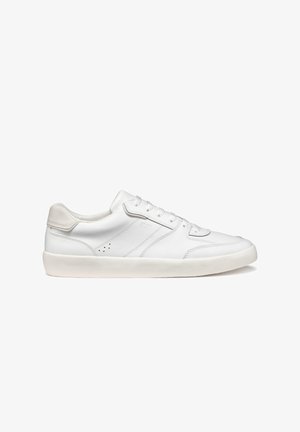 Sneaker in pelle bianca con punta arrotondata, lacci piatti e sottili accenti testurizzati. Il design include cuciture minimaliste e dettagli del logo.