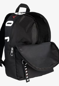 Črn nahrbtnik z zadrgo, velik glavni predel, sprednji žep in označena zadrga. Ima zaobljen vrh in trpežne naramnice.