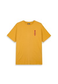 Camiseta amarilla de manga corta con cuello redondo. Presenta texto gráfico en rojo en el lado izquierdo. Está hecha de tela de algodón con una textura suave.