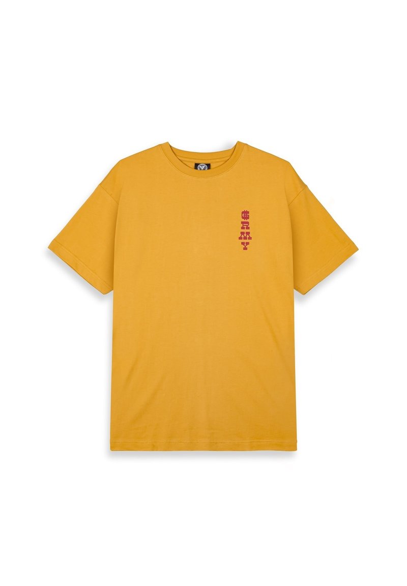 Camiseta amarilla de manga corta con cuello redondo. Presenta texto gráfico en rojo en el lado izquierdo. Está hecha de tela de algodón con una textura suave.