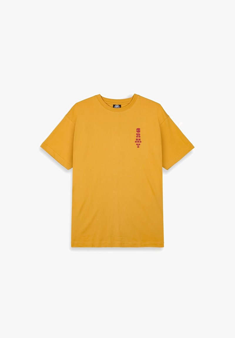 Camiseta amarilla de manga corta con cuello redondo. Presenta texto gráfico en rojo en el lado izquierdo. Está hecha de tela de algodón con una textura suave.