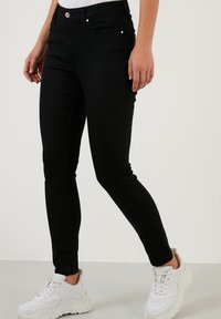 LELA Uske traperice - black black