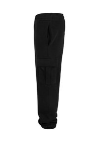 Pantalones cargo negros con cintura elástica y un gran bolsillo rectangular con solapa en la pierna lateral, vistos desde un costado.