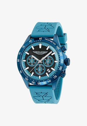 Montre chronographe avec bracelet en caoutchouc bleu, cadran noir, tachymètre, index des heures blancs et logo Aston Martin. Bracelet texturé.