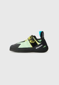 Lys grønn og svart klatresko med gul borrelås, blå hælstropp og hvit "Scarpa"-logo på siden.