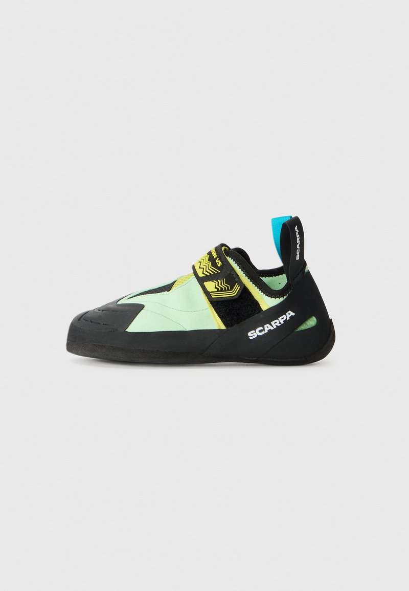 Lys grønn og svart klatresko med gul borrelås, blå hælstropp og hvit "Scarpa"-logo på siden.