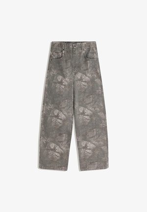 Sive kavbojke širokih nog z nežnim abstraktnim vzorcem drevesnih vej, sprednjo zaponko z gumbom in zadrgo ter zasnovo s petimi žepi.