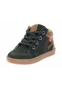 Scarpa alta in suede verde scuro con dettagli in pelle marrone, caratterizzata da lacci grigi, occhielli metallici e una suola in gomma. Piccolo dettaglio del logo rosso.