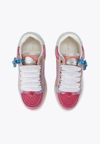 Des baskets multicolores présentant un mélange de matériaux texturés, un bout en rose tissé, des accents décoratifs en argent et des lacets blancs.