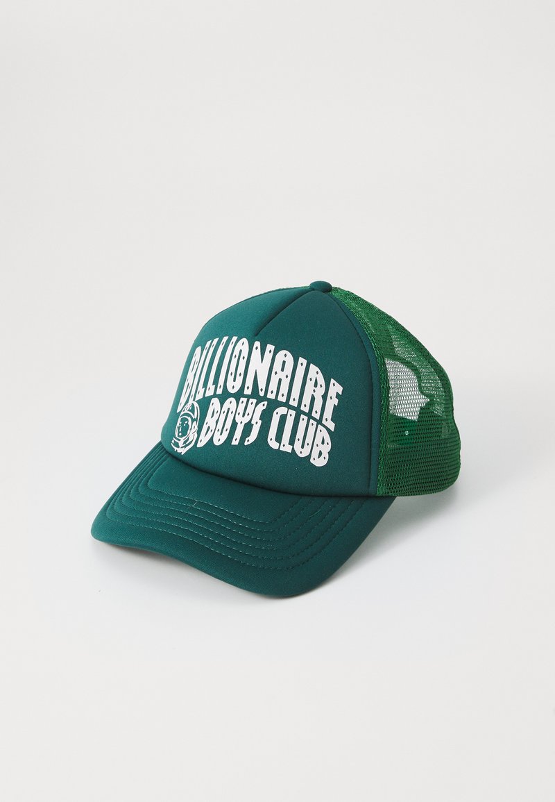 Boné de camionista verde com a frente sólida, parte de trás em malha e proeminente texto branco "Billionaire Boys Club". Apresenta uma aba curva e tecido texturizado.