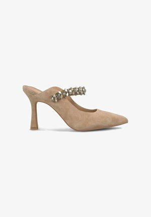 Scarpa slingback in suede beige con punta affusolata e tacco di media altezza, caratterizzata da una decorativa fascia con strass sulla parte superiore.