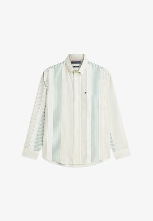 Chemise boutonnée à manches longues avec des rayures verticales vertes, beiges et blanches, et une poche poitrine ornée d'un petit logo.