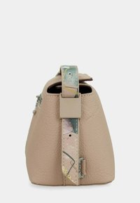 Beige strukturiertem Lederhandtasche von der Seite betrachtet, mit einem blumenmusternden Riemen, der von einer quadratischen beigen Schnalle gesichert wird.