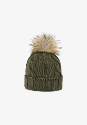 Zielona oliwkowa czapka dzianinowa z teksturowanym wzorem w warkocze oraz sztucznym pomponem na czubku. Rant ściągający dla dodatkowego ciepła.